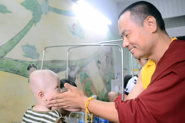 Lạt ma Ấn Độ tham gia hiến máu dành tặng các bệnh nhân nhi ảnh 10