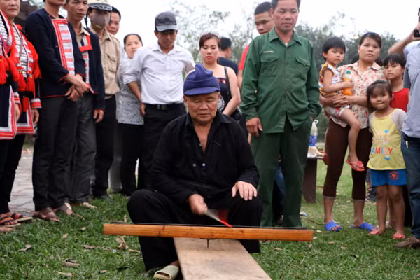Rùng mình người lao vào đống lửa như "thiêu thân" ảnh 2