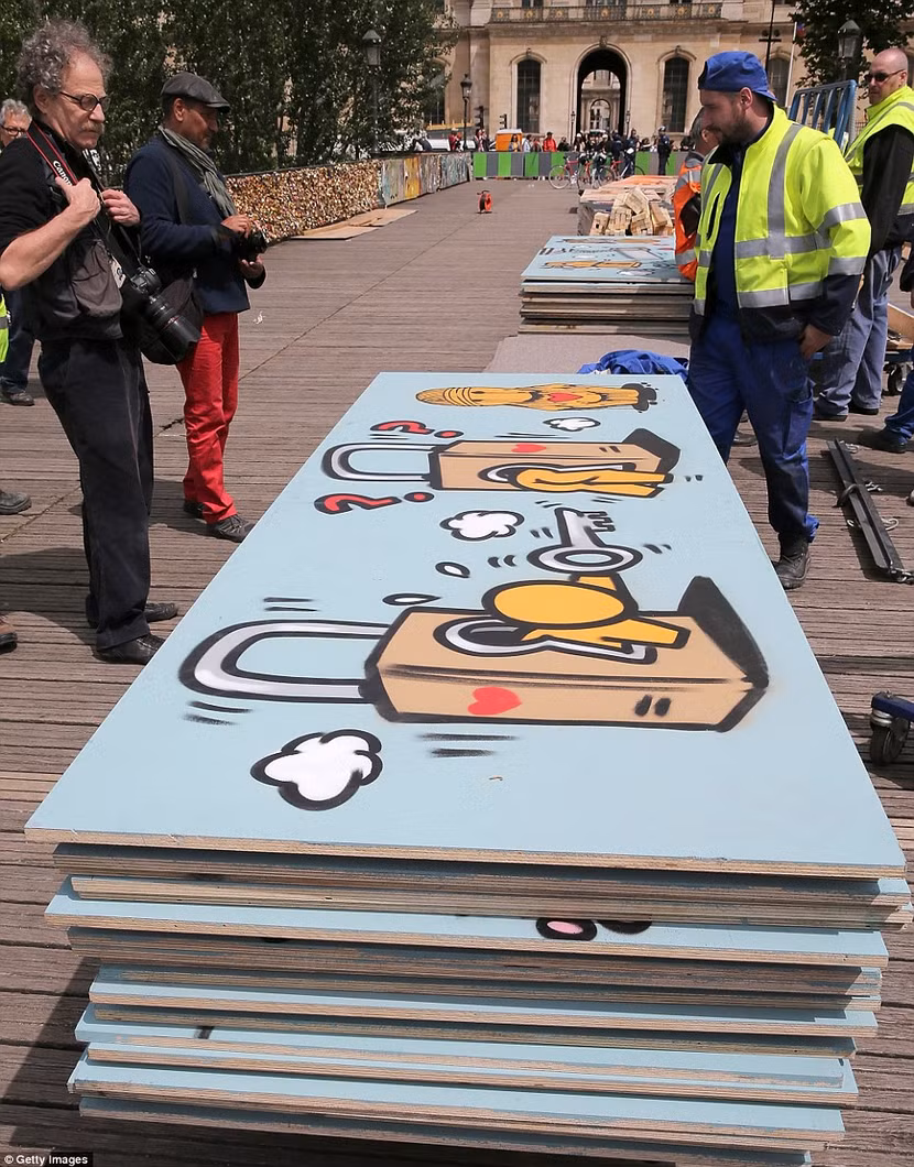 Chùm ảnh: “Mở khóa” tình yêu “cứu sống” cầu Pont des Arts ở Paris ảnh 9