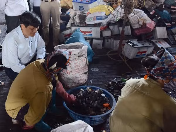65,3% trẻ được xét nghiệm máu ở thôn Đông Mai bị ngộ độc chì ảnh 1