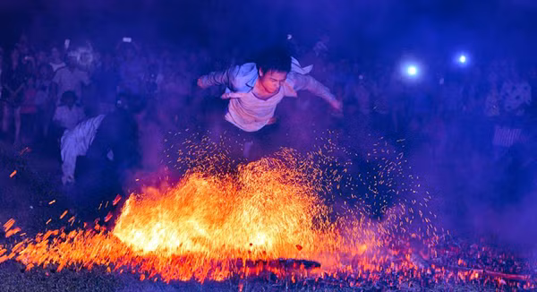 Rùng mình người lao vào đống lửa như "thiêu thân" ảnh 5