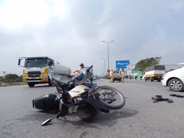 2 xe máy húc nhau, 1 người nhập viện ảnh 2