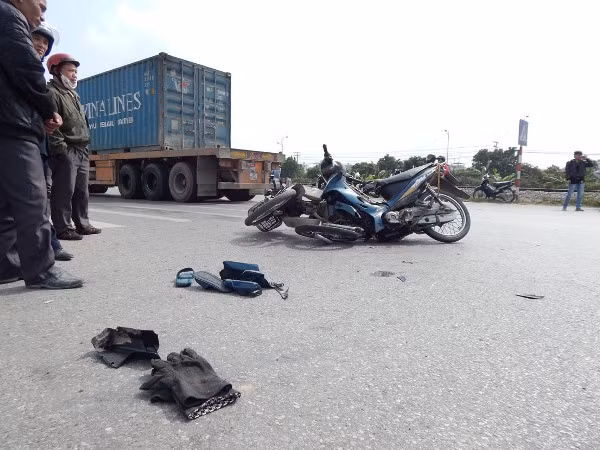 2 xe máy húc nhau, 1 người nhập viện ảnh 1