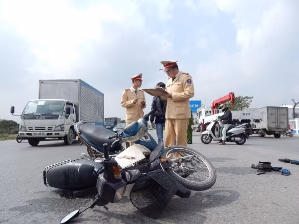 2 xe máy húc nhau, 1 người nhập viện ảnh 4
