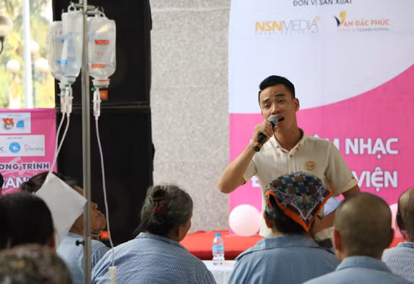 Đức Phúc "nhắn nhủ" cô giáo Mỹ Tâm cùng mang âm nhạc đến bệnh viện ảnh 4