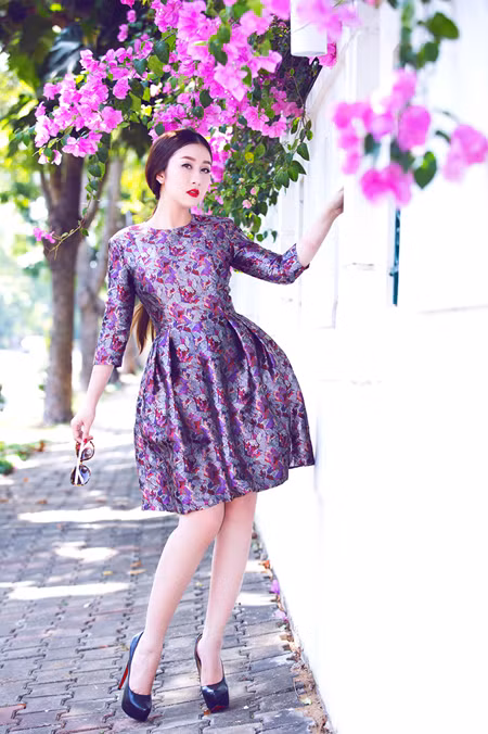 MC Kim Trang “đọ” vẻ đẹp mong manh cùng hoa giấy ảnh 2
