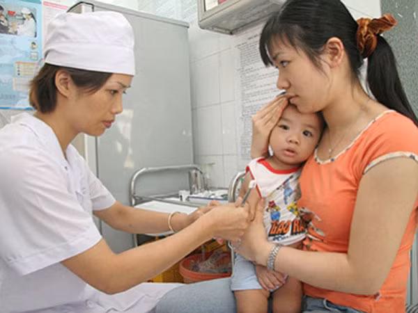Ẩn họa vì trẻ tiêm phòng không đúng lịch ảnh 1