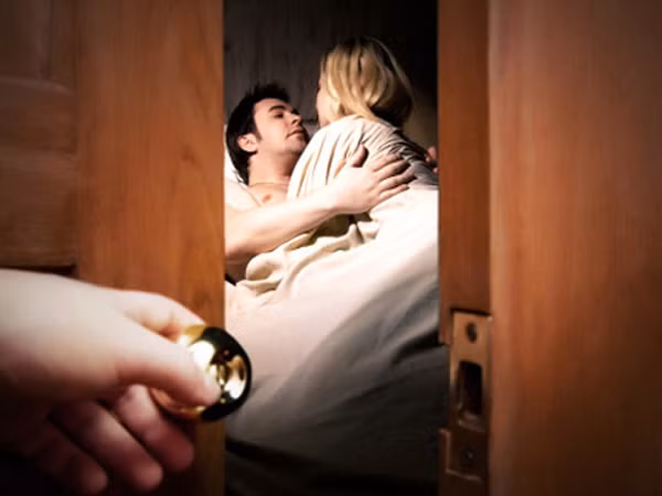 Ngoại tình vì "hoàn cảnh xô đẩy" - lối thoát ngay ngõ cụt? ảnh 1