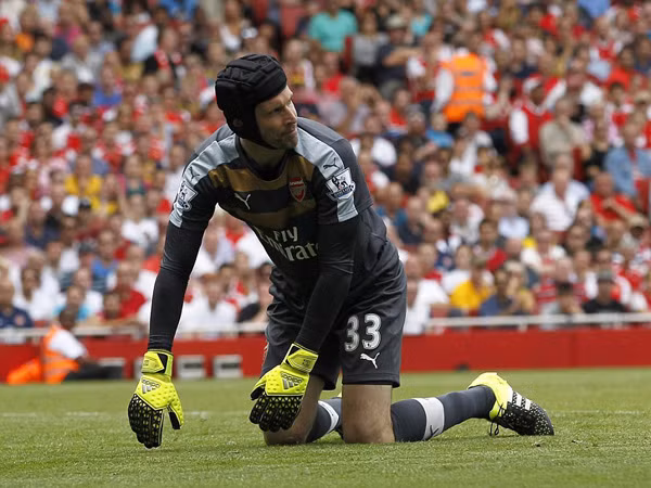 Thủ môn tội nghiệp của Arsenal: Bên kia sườn dốc, đến thời đốc chứng ảnh 1