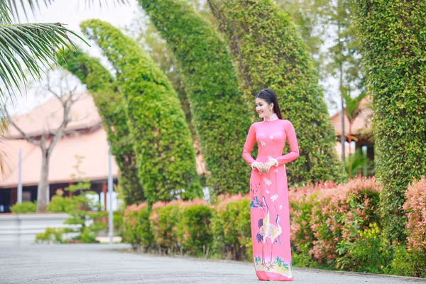 Á khôi "Người đẹp xứ Dừa" Xuân An rạng ngời với áo dài ảnh 1
