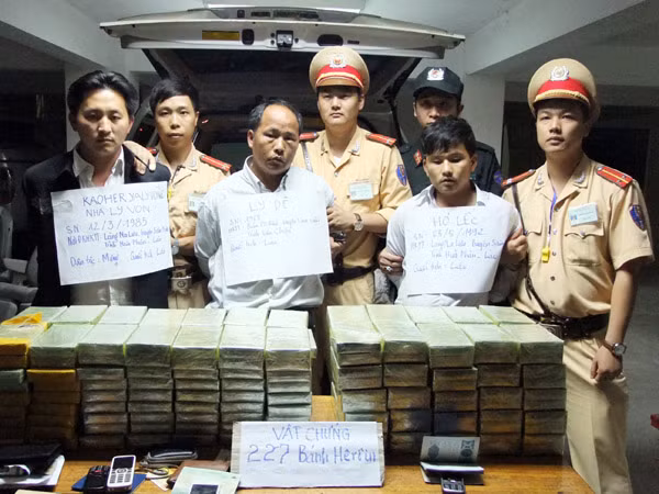 Bắt 3 đối tượng thu giữ 227 bánh heroin ảnh 1