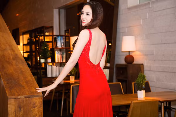 Hút mắt với những đường cong gợi cảm của Hoa hậu Mai Phương Thúy ảnh 6
