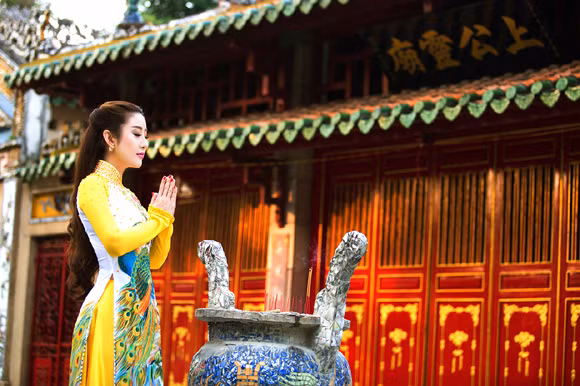 MC Kim Trang rạng ngời lên chùa cầu… duyên ảnh 6