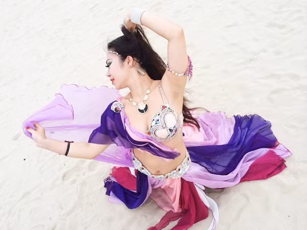 Màn múa bụng huyền ảo trên bãi biển của vũ công bellydance ảnh 4