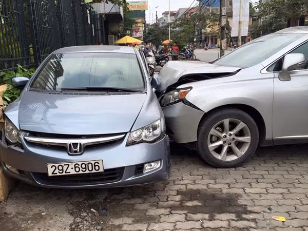 Nữ tài xế Lexus tăng ga dúi Honda Civic dính tường ảnh 1