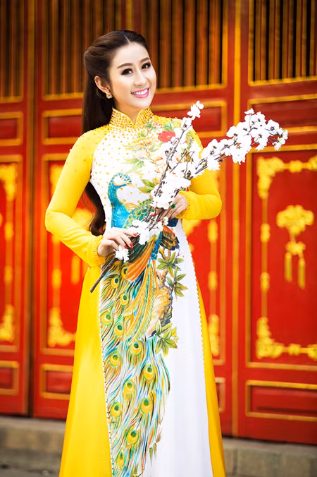 MC Kim Trang rạng ngời lên chùa cầu… duyên ảnh 4