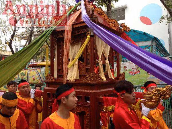 Lễ rước “hoành tráng” ở làng lụa lớn nhất nước ảnh 23