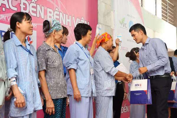Đức Phúc "nhắn nhủ" cô giáo Mỹ Tâm cùng mang âm nhạc đến bệnh viện ảnh 15
