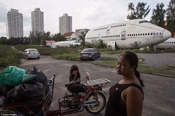 Khám phá cuộc sống bên trong khu "nghĩa địa máy bay" bỏ hoang giữa thủ đô Bangkok ảnh 15