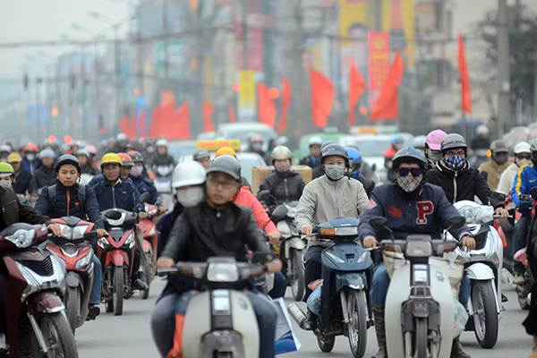 Người dân ùn ùn rời Thủ đô: "Biển người" ở bến xe ảnh 1