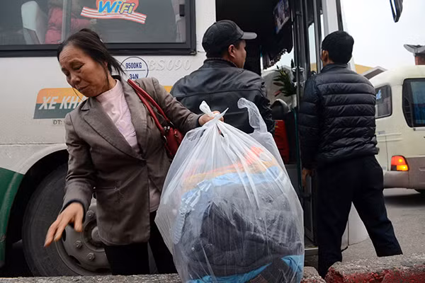 Người dân ùn ùn rời Thủ đô: "Biển người" ở bến xe ảnh 11