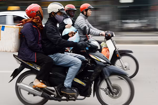Người dân ùn ùn rời Thủ đô: "Biển người" ở bến xe ảnh 2
