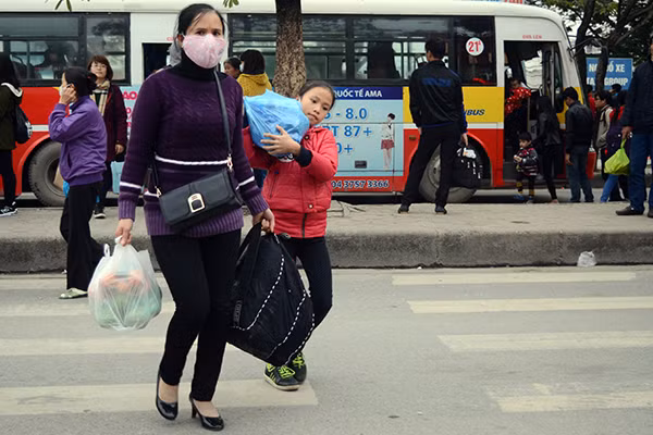 Người dân ùn ùn rời Thủ đô: "Biển người" ở bến xe ảnh 10