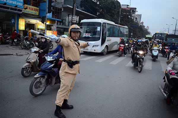Người dân ùn ùn rời Thủ đô: "Biển người" ở bến xe ảnh 14