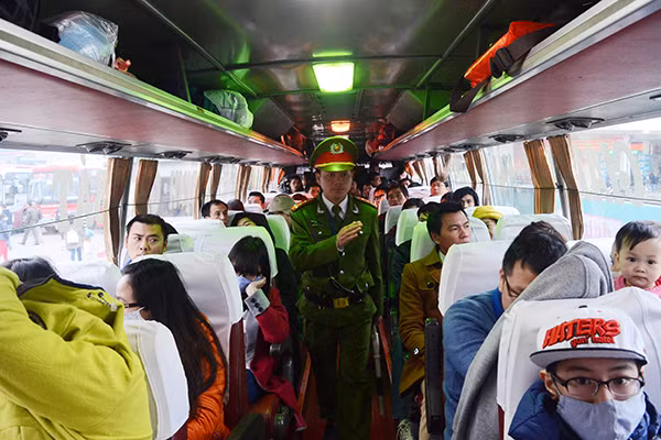 Người dân ùn ùn rời Thủ đô: "Biển người" ở bến xe ảnh 13