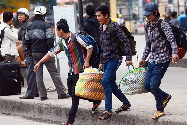 Người dân ùn ùn rời Thủ đô: "Biển người" ở bến xe ảnh 7