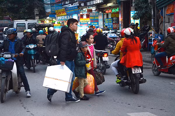 Người dân ùn ùn rời Thủ đô: "Biển người" ở bến xe ảnh 8