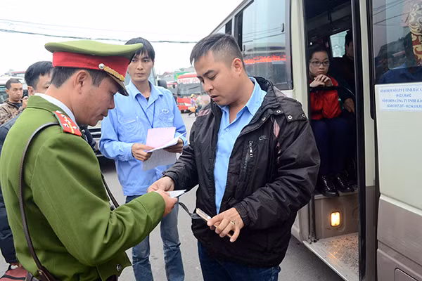 Người dân ùn ùn rời Thủ đô: "Biển người" ở bến xe ảnh 12