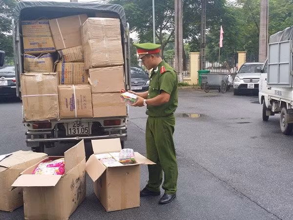 Hàng nghìn hộp bánh kẹo nhập lậu ảnh 1