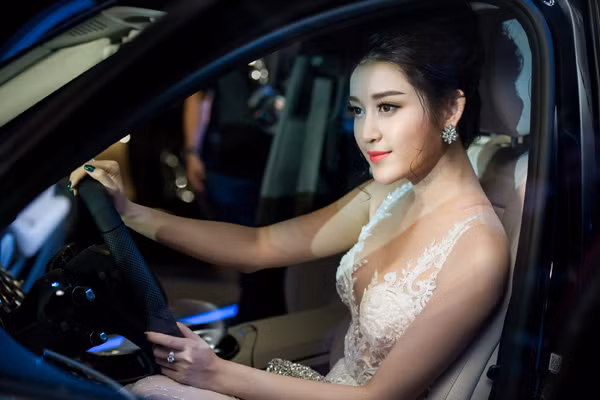 Diện váy xuyên thấu, Á hậu Huyền My khoe vòng một quyến rũ ảnh 9