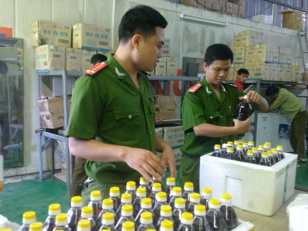 Thu giữ gần 1 tấn kim chi, cá khô trôi nổi ảnh 1