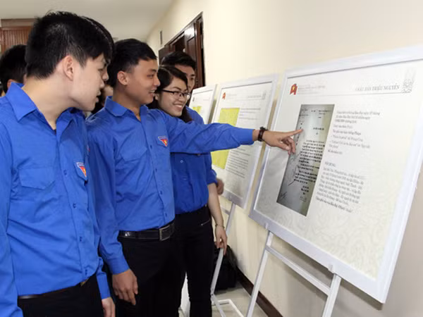 Trao tặng Trung ương Đoàn TNCS Hồ Chí Minh bộ tư liệu chủ quyền biển đảo ảnh 1