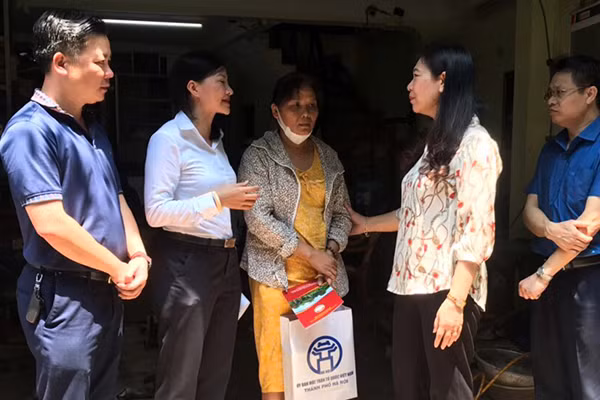 Chủ tịch Ủy ban MTTQ TP Hà Nội thăm hỏi gia đình bị ảnh hưởng bởi vụ cháy Công ty Rạng Đông ảnh 2