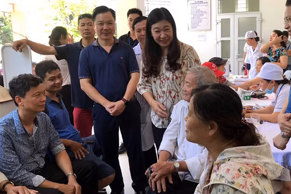 Chủ tịch Ủy ban MTTQ TP Hà Nội thăm hỏi gia đình bị ảnh hưởng bởi vụ cháy Công ty Rạng Đông ảnh 1