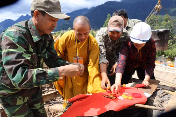Lào Cai: Hàng nghìn người dự lễ rót đồng tượng Quan Thế Âm Bồ Tát trên đỉnh Fansipan ảnh 11
