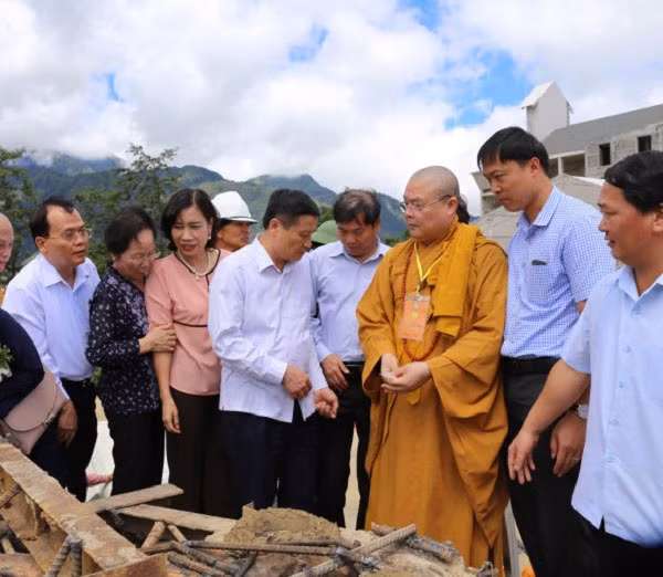 Lào Cai: Hàng nghìn người dự lễ rót đồng tượng Quan Thế Âm Bồ Tát trên đỉnh Fansipan ảnh 12