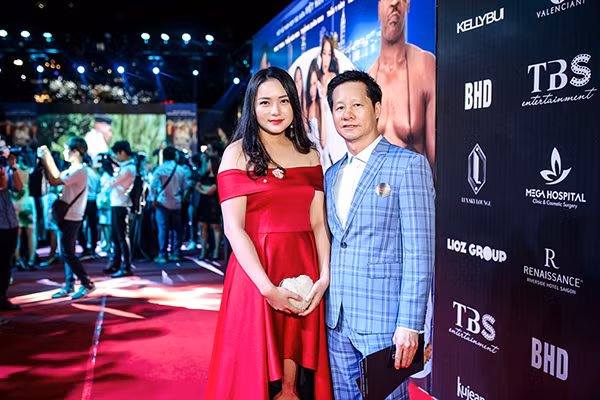 Trương Ngọc Ánh đưa bé Bảo Tiên đến chúc mừng chồng cũ Trần Bảo Sơn ảnh 13