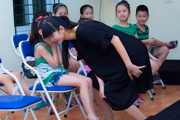 Siêu mẫu Hạ Vy “bế bụng bầu” lên bục giảng ảnh 6