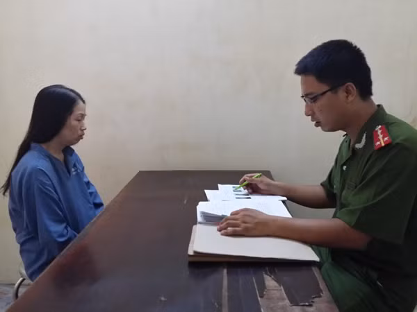 Nữ quái đầu độc bạn tình để cướp tài sản ảnh 1