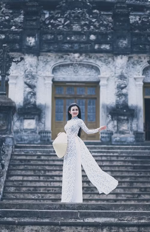 Đến Huế mộng mơ, Janny Thủy Trần khoe vẻ đẹp dịu dàng với áo dài ảnh 2