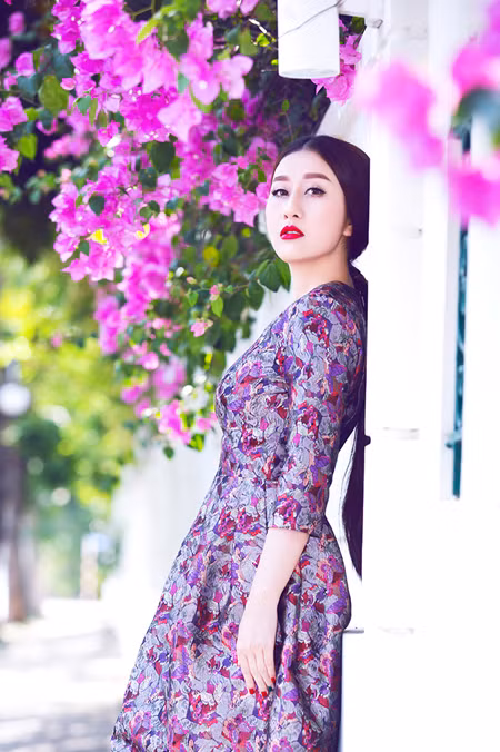 MC Kim Trang “đọ” vẻ đẹp mong manh cùng hoa giấy ảnh 5