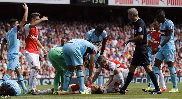 Giroud may mắn thoát khỏi chấn thương sọ não ảnh 7