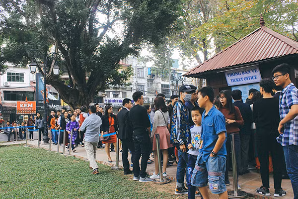 Người dân Thủ đô đổ xô đi xin chữ đầu năm mới ảnh 1