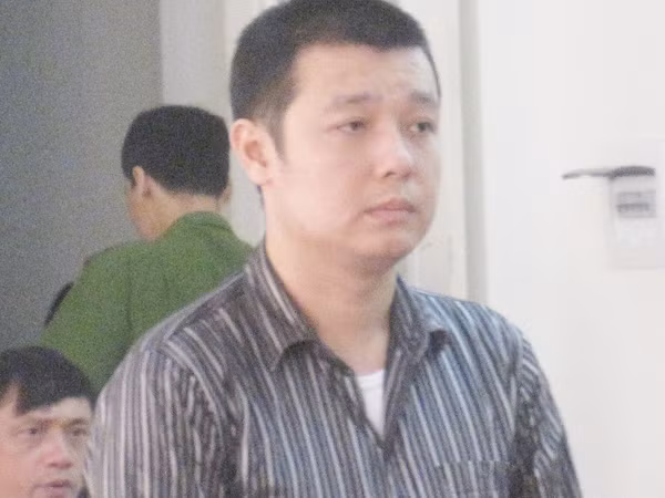 Trượt dài sau cuộc phiêu lưu tình ái với bạn học cũ ảnh 1