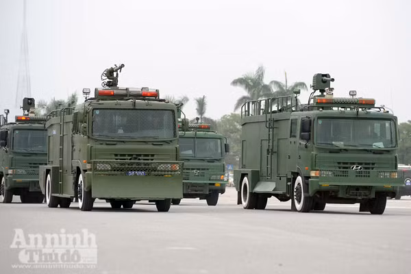 Cận cảnh những trang thiết bị "khủng" của Cảnh sát cơ động Hà Nội ảnh 13
