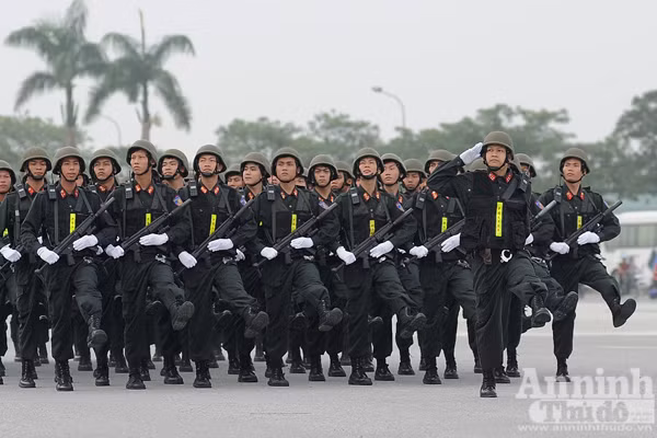 Cận cảnh những trang thiết bị "khủng" của Cảnh sát cơ động Hà Nội ảnh 4